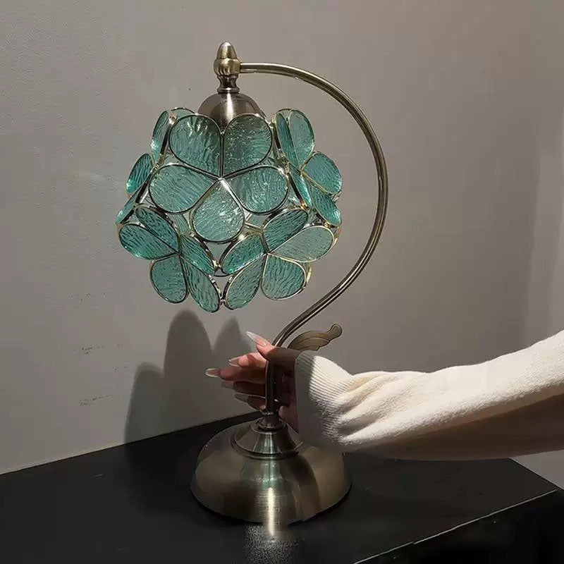 Lampada vintage da comodino a forma di petali