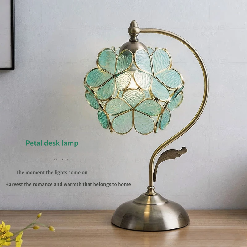 Lampada vintage da comodino a forma di petali