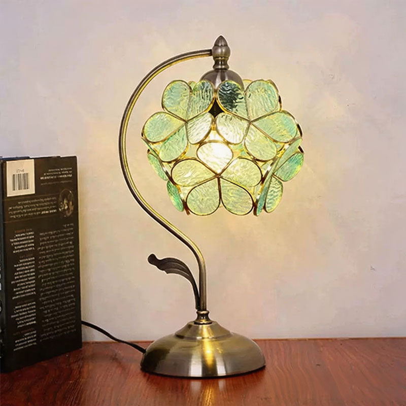 Lampada vintage da comodino a forma di petali